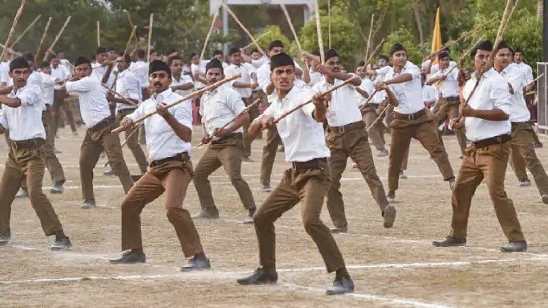 लाठी भांजने वाला आरएसएस भी जेन जी से क्यों डर गया? लाठी भांजने वाला आरएसएस भी जेन जी से क्यों डर गया?