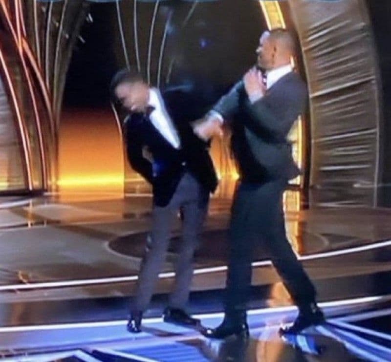 एक्टर विल स्मिथ ऑस्कर समारोह में एंकर को थप्पड़ मारते हुए। फोटो सोशल मीडिया ऑस्कर समारोहः थप्पड़ मारने के बाद विल स्मिथ ने माफी मांगी