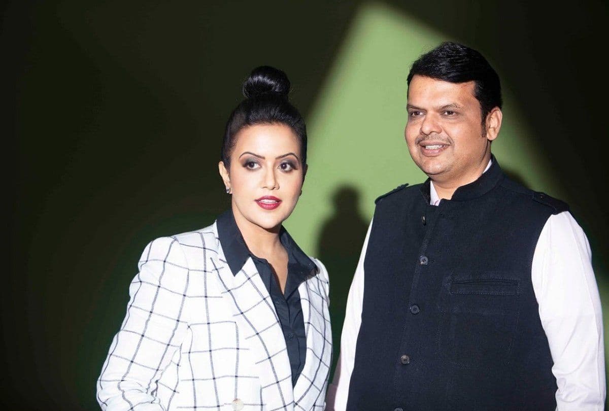 अमृता फडणवीस के गरबा वाले बयान के बाद VHP मुस्लिम बैन की मांग पर अड़ी, फँसी बीजेपी! अमृता फडणवीस के गरबा वाले बयान के बाद VHP मुस्लिम बैन की मांग पर अड़ी, फँसी बीजेपी!