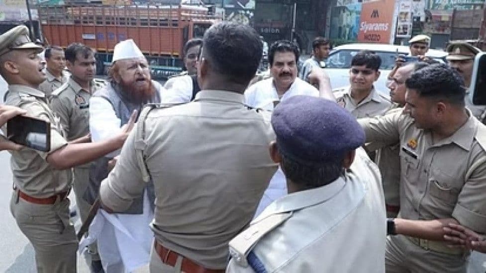 CEC ज्ञानेश कुमार पर बढ़े सवाल: संभल वोटिंग विवाद में दामाद मनीष बंसल का नाम भी आया CEC ज्ञानेश कुमार पर बढ़े सवाल: संभल वोटिंग विवाद में दामाद मनीष बंसल का नाम भी आया