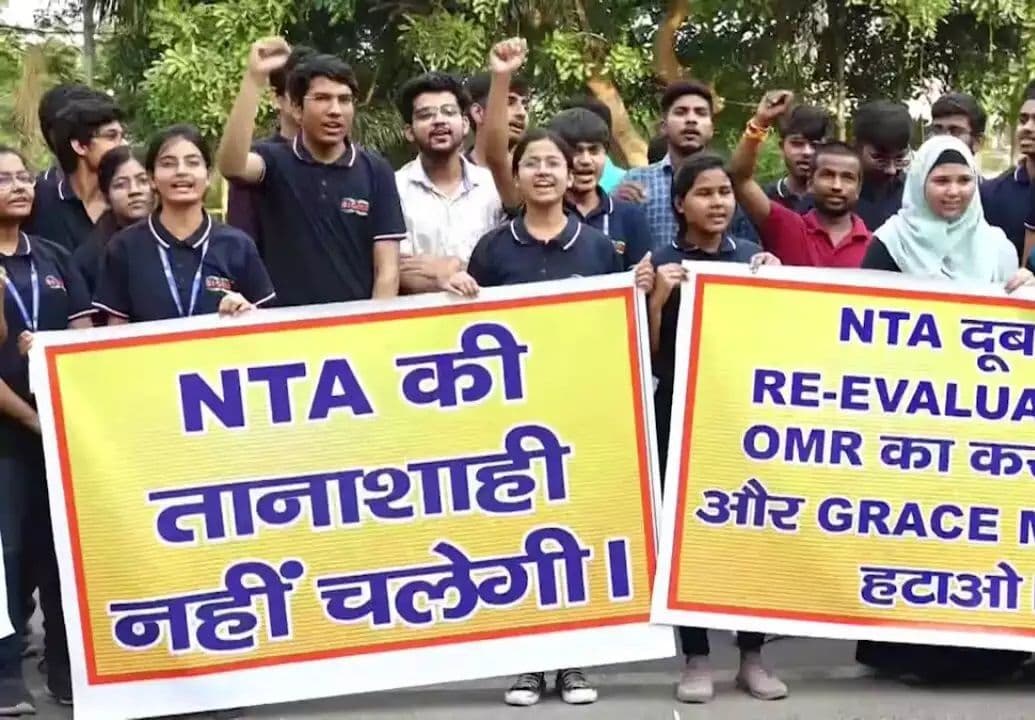 NEET पेपर लीकः सुप्रीम कोर्ट ने एनटीए से पूछा- जब इतनी कड़ी निगरानी तो गड़बड़ कैसे? NEET पेपर लीकः सुप्रीम कोर्ट ने एनटीए से पूछा- जब इतनी कड़ी निगरानी तो गड़बड़ कैसे?