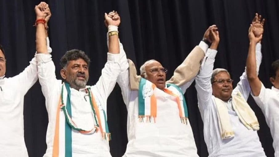 कर्नाटक संकट पर खड़गे बोले- सोनिया, राहुल और मैं मिलकर ठीक कर देंगे कर्नाटक संकट पर खड़गे बोले- सोनिया, राहुल और मैं मिलकर ठीक कर देंगे