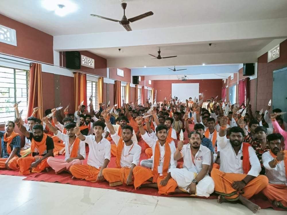 त्यौहारों में आस्था की पहचान अब- आक्रामकता, अश्लीलता और साम्प्रदायिक तनाव त्यौहारों में आस्था की पहचान अब- आक्रामकता, अश्लीलता और साम्प्रदायिक तनाव