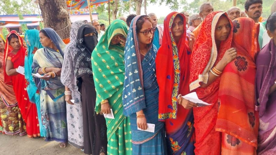 Live बिहार में 121 सीटों के लिए पहले चरण में सुबह 9 बजे तक 13.13% मतदान Live बिहार में 121 सीटों के लिए पहले चरण में सुबह 9 बजे तक 13.13% मतदान