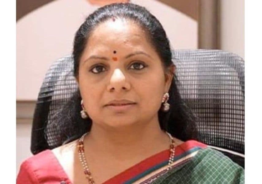 तेलंगाना में पिता-पुत्री की जंगः कविता ने केसीआर से बग़ावत कर नई पार्टी TRS बनाई तेलंगाना में पिता-पुत्री की जंगः कविता ने केसीआर से बग़ावत कर नई पार्टी TRS बनाई