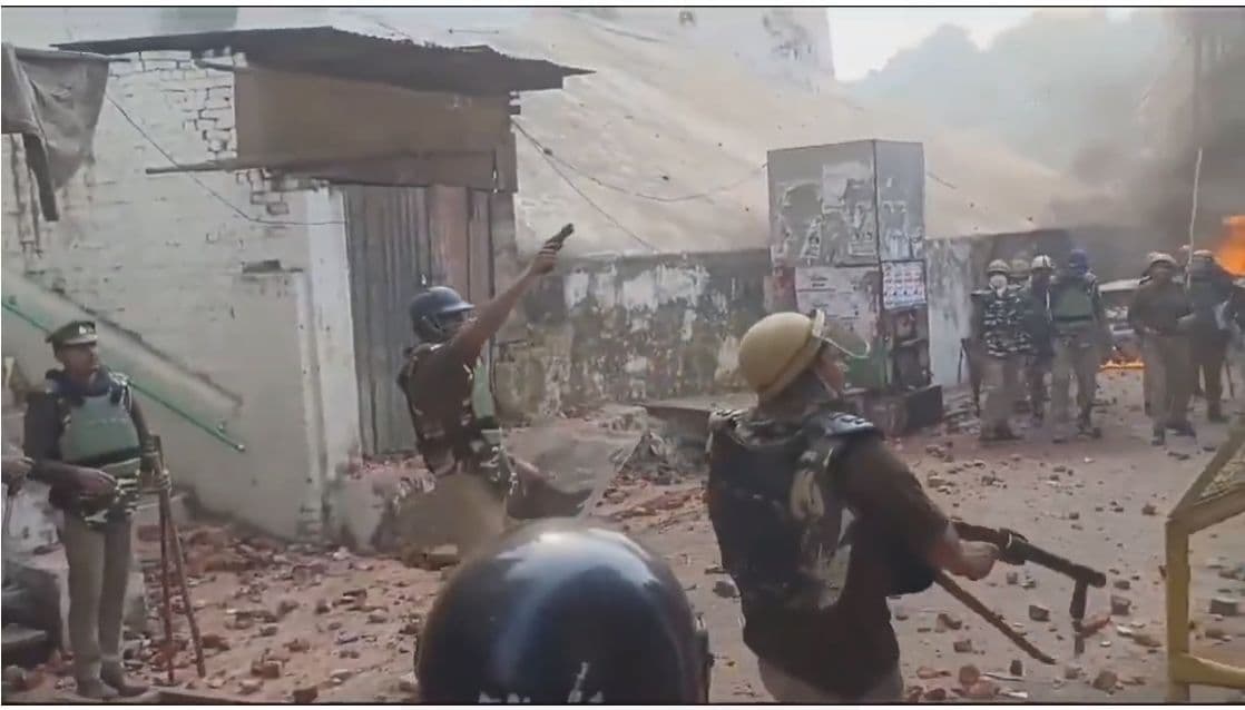 संभल हिंसाः विवादित पुलिस अधिकारी अनुज चौधरी और अन्य पर FIR का आदेश संभल हिंसाः विवादित पुलिस अधिकारी अनुज चौधरी और अन्य पर FIR का आदेश