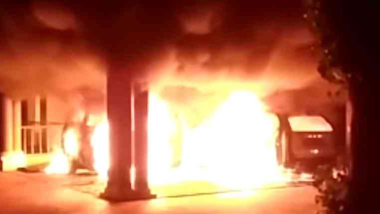 छत्तीसगढ़: भीड़ ने अल्पसंख्यक घरों में तोड़फोड़ की, आग लगाई, कई पुलिसकर्मी भी घायल छत्तीसगढ़: भीड़ ने अल्पसंख्यक घरों में तोड़फोड़ की, आग लगाई, कई पुलिसकर्मी भी घायल