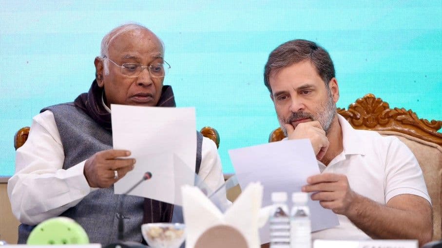 संविधान दिवस पर कांग्रेस का हमला- 'मोदी-शाह संविधान को कमजोर कर रहे' संविधान दिवस पर कांग्रेस का हमला- 'मोदी-शाह संविधान को कमजोर कर रहे'