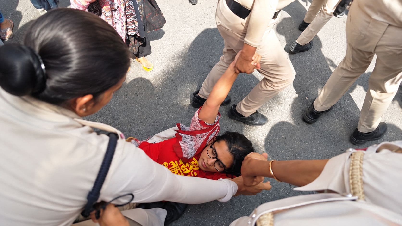 LIVE: ज्ञानेश कुमार विरोधी प्रदर्शन- जंतर मंतर पर भीड़ बढ़ी, आइसा की नेहा, आप के संजय सिंह को सड़क पर घसीटा LIVE: ज्ञानेश कुमार विरोधी प्रदर्शन- जंतर मंतर पर भीड़ बढ़ी, आइसा की नेहा, आप के संजय सिंह को सड़क पर घसीटा