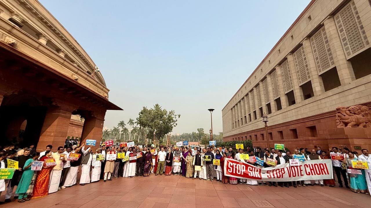 संसद में दूसरा दिनः हंगामे के बाद SIR की जगह चुनाव सुधार पर 9 दिसंबर को चर्चा संसद में दूसरा दिनः हंगामे के बाद SIR की जगह चुनाव सुधार पर 9 दिसंबर को चर्चा