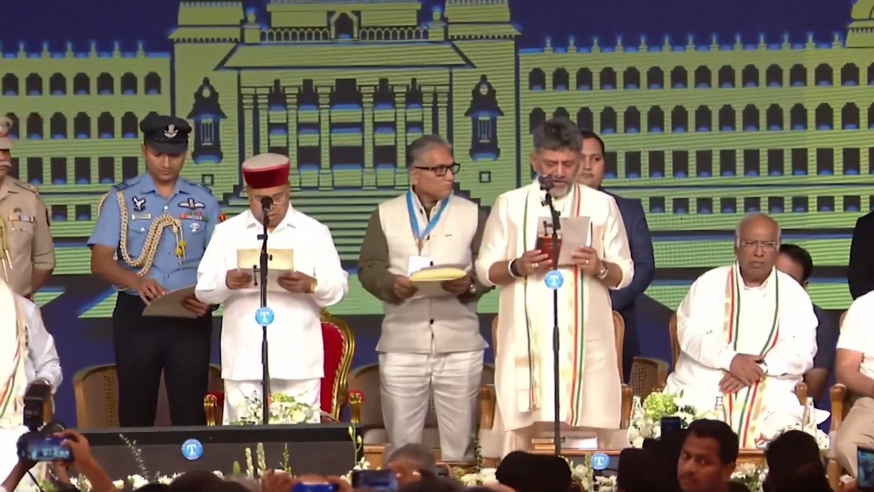 डीके शिवकुमार ने ली कर्नाटक सीएम पद की शपथ, सिद्धारमैया के बेटे सहित 13 मंत्री कैबिनेट में डीके शिवकुमार ने ली कर्नाटक सीएम पद की शपथ, सिद्धारमैया के बेटे सहित 13 मंत्री कैबिनेट में