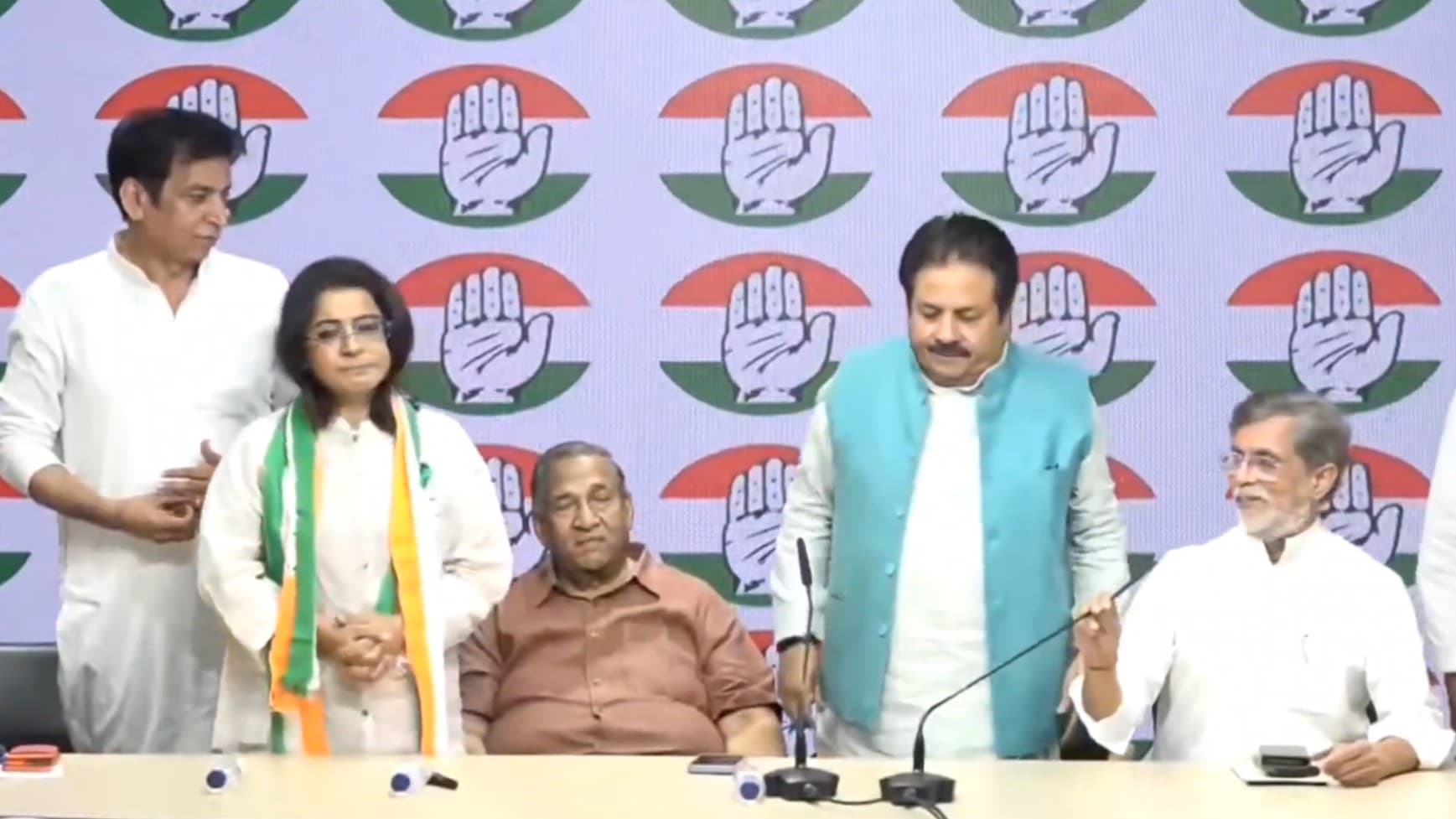 आप नेता प्रियंका कक्कड़ कांग्रेस से जुड़ीं, बोलीं- ‘बंगला-गाड़ी छोड़ने की बात करने वाले चॉपर लेने लगे’ आप नेता प्रियंका कक्कड़ कांग्रेस से जुड़ीं, बोलीं- ‘बंगला-गाड़ी छोड़ने की बात करने वाले चॉपर लेने लगे’