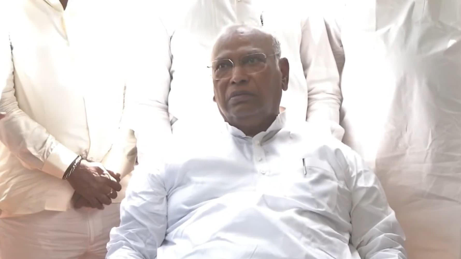 'मोदी अवैध पीएम': SIR गड़बड़ी पर खड़गे बोले- 'अवैध सरकारें भंग कर बैलेट पेपर से चुनाव कराए जाएँ' 'मोदी अवैध पीएम': SIR गड़बड़ी पर खड़गे बोले- 'अवैध सरकारें भंग कर बैलेट पेपर से चुनाव कराए जाएँ'
