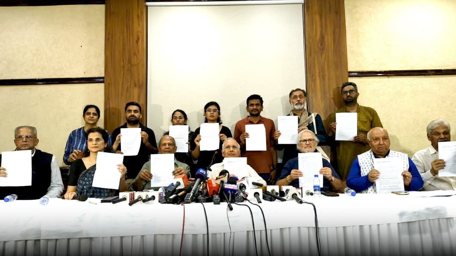 CEC ज्ञानेश कुमार पर महाभियोग, चार्जशीट की मांग; पूर्व नौकरशाहों, एक्टिविस्टों ने दिया 'नोटिस' CEC ज्ञानेश कुमार पर महाभियोग, चार्जशीट की मांग; पूर्व नौकरशाहों, एक्टिविस्टों ने दिया 'नोटिस'