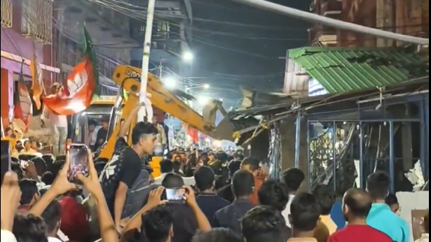 कोलकाता में मांस की दुकानों पर बुलडोज़र चला, टीएमसी का BJP कार्यकर्ताओं पर आरोप कोलकाता में मांस की दुकानों पर बुलडोज़र चला, टीएमसी का BJP कार्यकर्ताओं पर आरोप