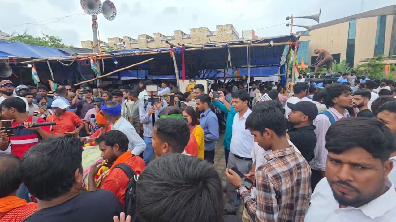 झारखंड प्रोटेस्ट: JPSC परीक्षा रद्द होगी, लेकिन छात्र CBI जांच की मांग पर अड़े; धरना-प्रदर्शन जारी झारखंड प्रोटेस्ट: JPSC परीक्षा रद्द होगी, लेकिन छात्र CBI जांच की मांग पर अड़े; धरना-प्रदर्शन जारी