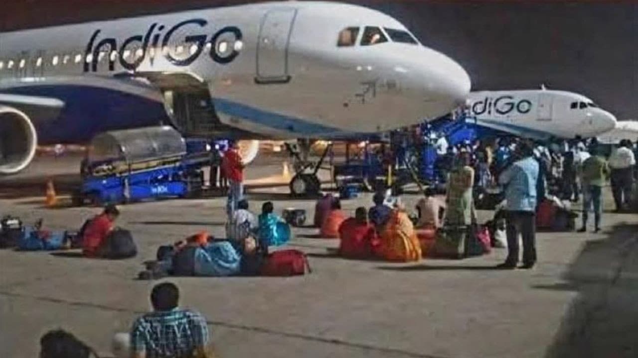 इंडिगो संकटः यात्रियों की जान ख़तरे में डालकर मुनाफ़ा कमायेंगी एयरलाइंस? इंडिगो संकटः यात्रियों की जान ख़तरे में डालकर मुनाफ़ा कमायेंगी एयरलाइंस?