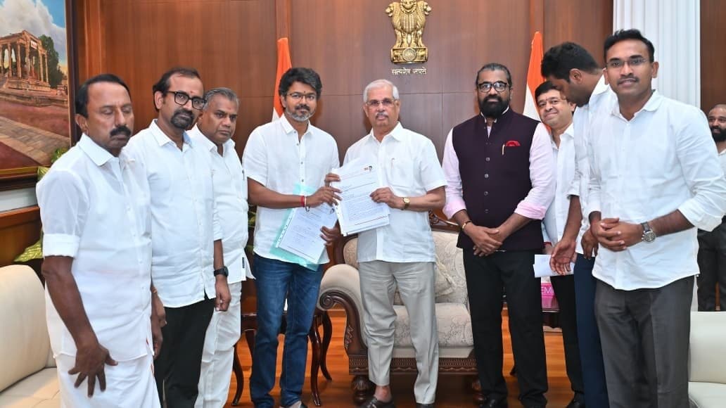 बहुमत के क़रीब विजय राज्यपाल से मिले, शनिवार को शपथ ग्रहण पर संशय बहुमत के क़रीब विजय राज्यपाल से मिले, शनिवार को शपथ ग्रहण पर संशय