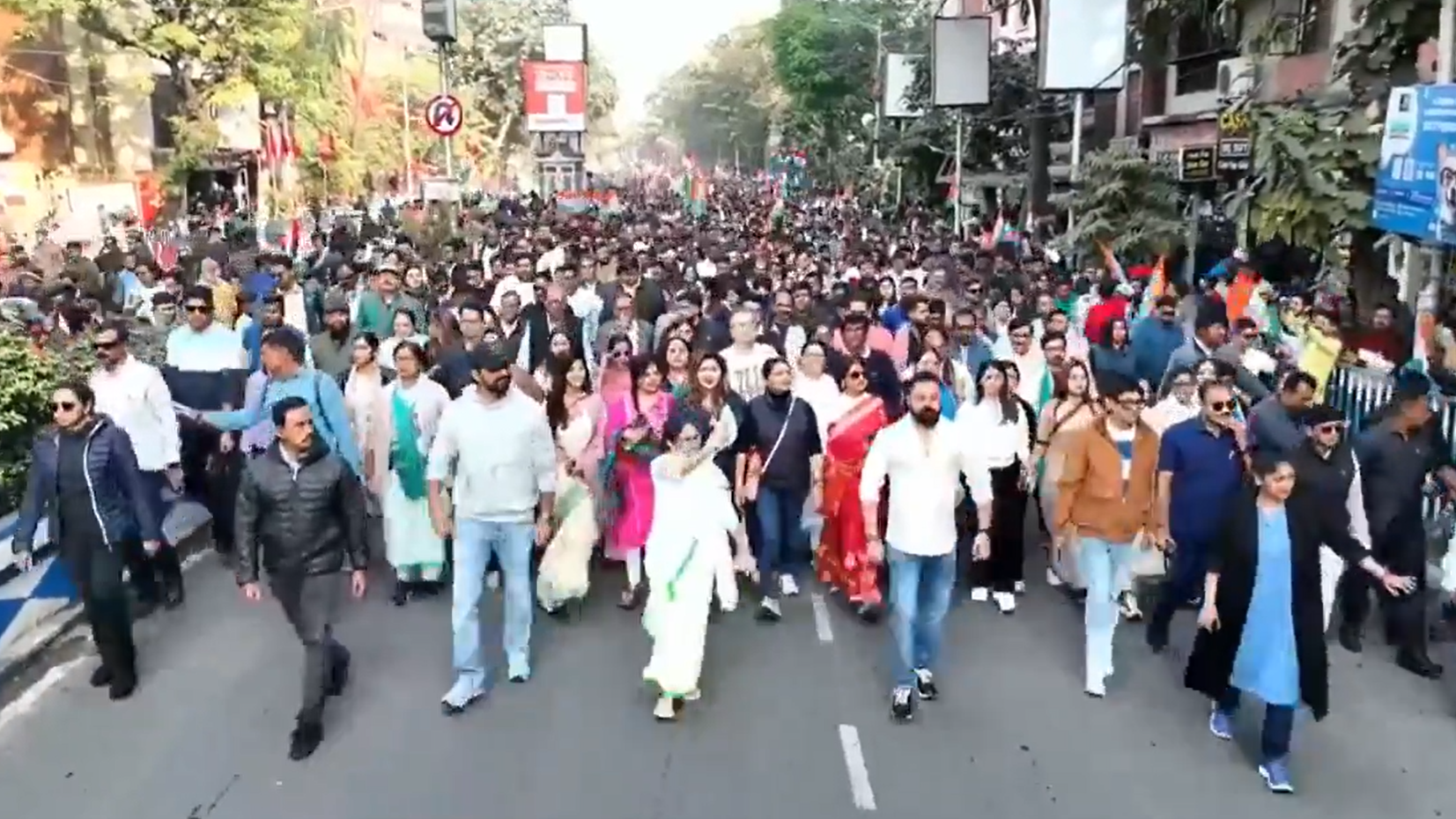 आई-पैक पर छापे के खिलाफ ममता की रैली; जज कोर्टरूम छोड़ चली गईं आई-पैक पर छापे के खिलाफ ममता की रैली; जज कोर्टरूम छोड़ चली गईं