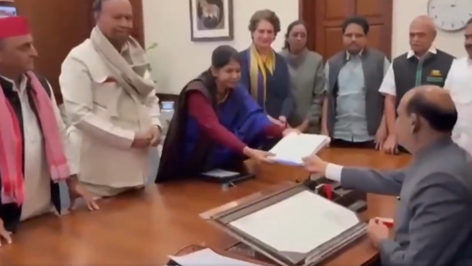 दीपम विवाद: इंडिया गठबंधन ने मद्रास HC के जज के ख़िलाफ़ महाभियोग नोटिस दिया दीपम विवाद: इंडिया गठबंधन ने मद्रास HC के जज के ख़िलाफ़ महाभियोग नोटिस दिया