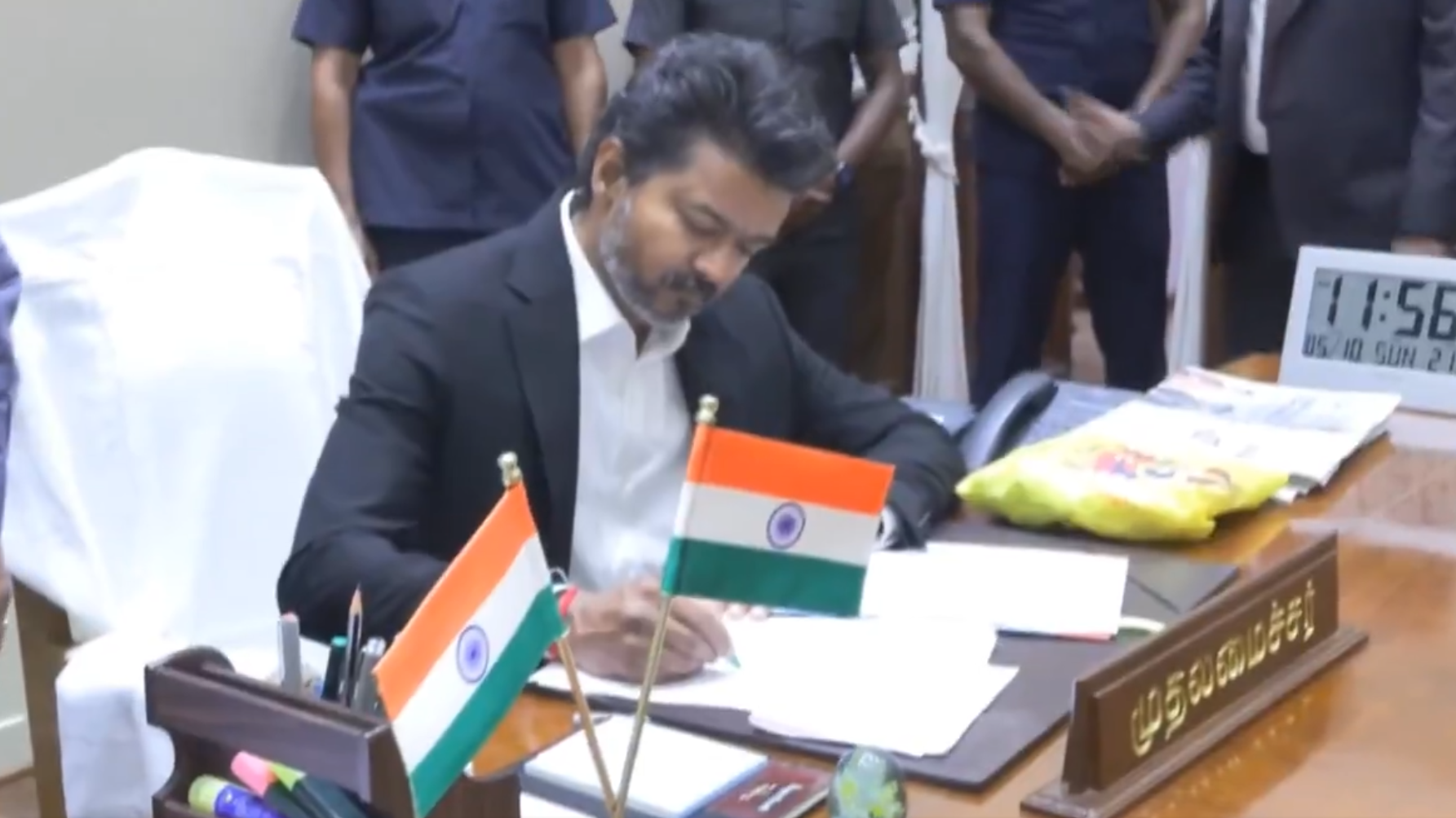 CM विजय के पहले बड़े फ़ैसले: मुफ्त बिजली, DMK सरकार पर श्वेत पत्र को मंजूरी CM विजय के पहले बड़े फ़ैसले: मुफ्त बिजली, DMK सरकार पर श्वेत पत्र को मंजूरी