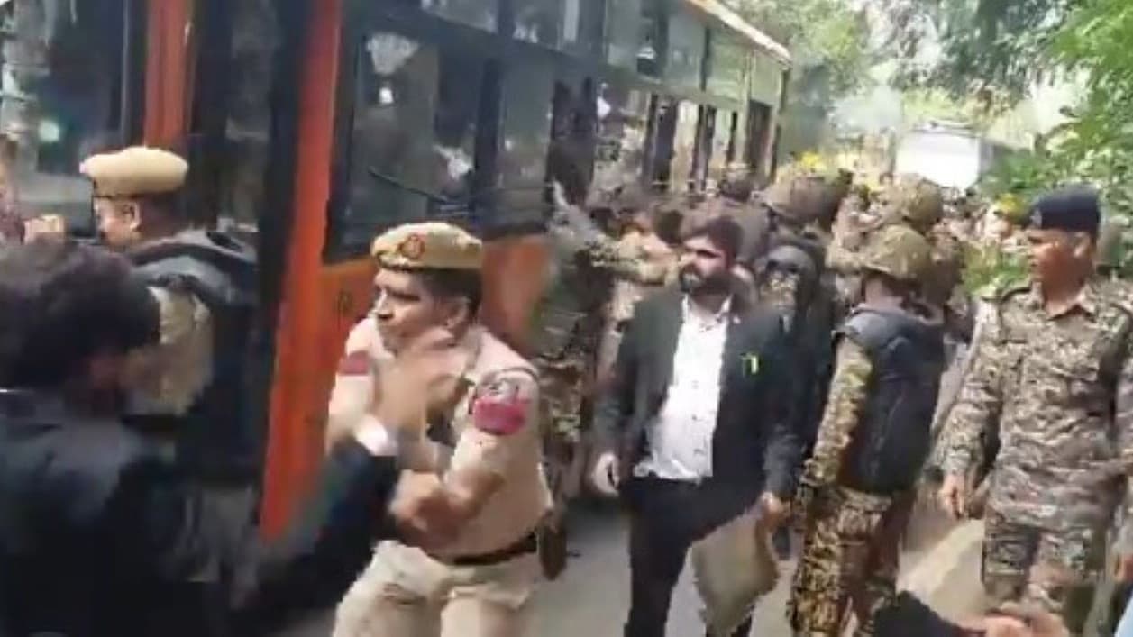 CJP के शांतिपूर्ण प्रोटेस्टरों को अवैध हिरासत में न लें, मेट्रो-इंटरनेट बहाल रखें: SC ने केंद्र से कहा CJP के शांतिपूर्ण प्रोटेस्टरों को अवैध हिरासत में न लें, मेट्रो-इंटरनेट बहाल रखें: SC ने केंद्र से कहा