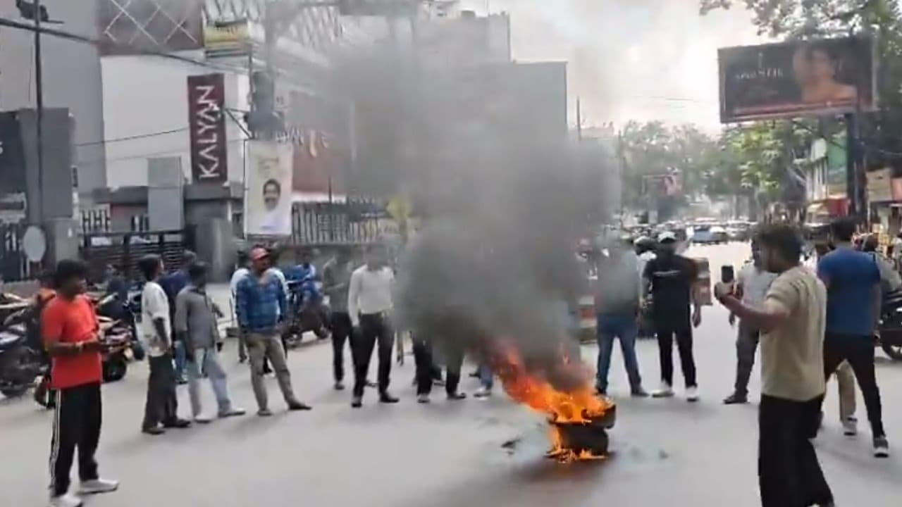 झारखंड बंदः चौराहों पर टायर जलाकर विरोध, एबीवीपी नेता विधानसभा मार्च के दौरान हिरासत में झारखंड बंदः चौराहों पर टायर जलाकर विरोध, एबीवीपी नेता विधानसभा मार्च के दौरान हिरासत में