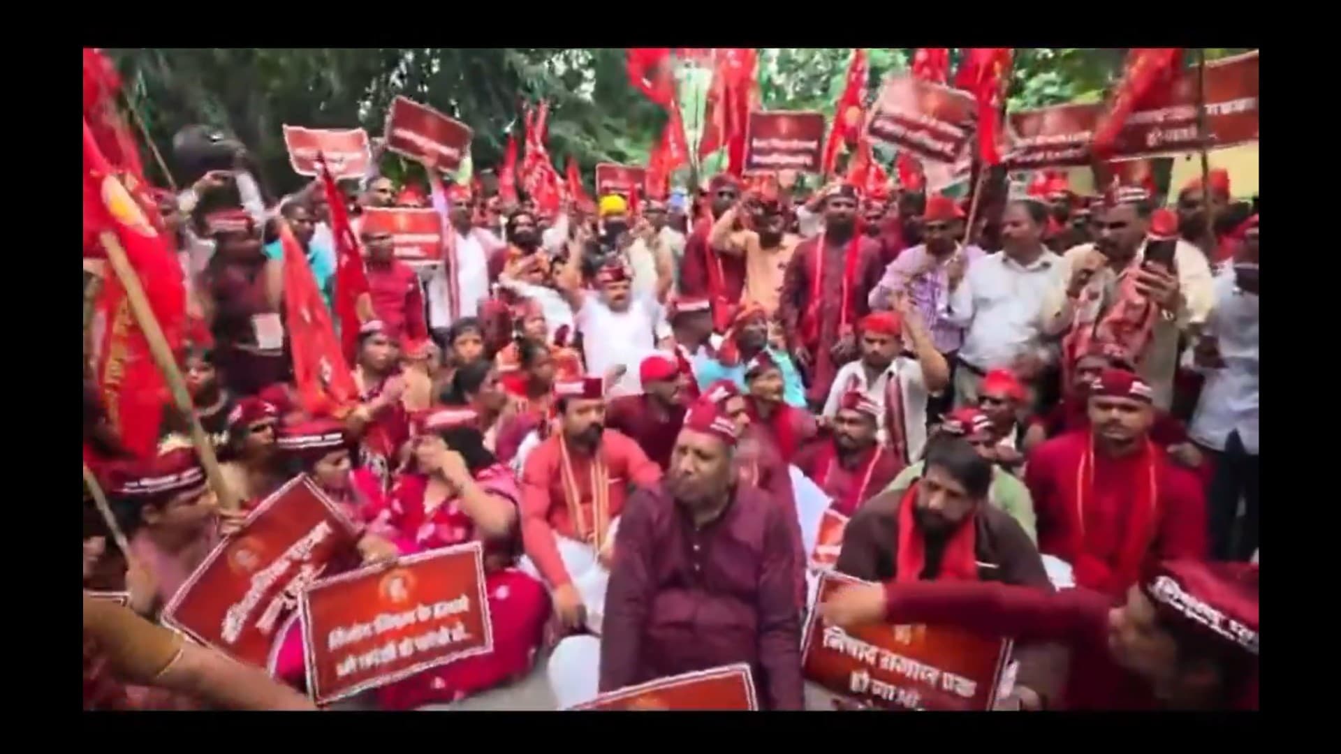 यूपीः योगी सरकार के मंत्री संजय निषाद दूसरे दिन भी अपनी ही सरकार के खिलाफ धरने पर क्यों यूपीः योगी सरकार के मंत्री संजय निषाद दूसरे दिन भी अपनी ही सरकार के खिलाफ धरने पर क्यों