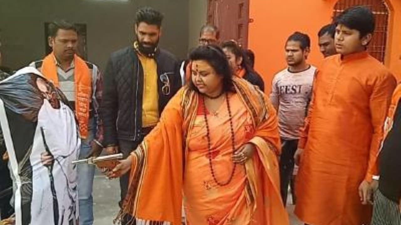 गांधी के फोटो को गोली मारने वाली हिन्दू नेता पूजा शकुन पांडे हत्या के केस में गिरफ्तार गांधी के फोटो को गोली मारने वाली हिन्दू नेता पूजा शकुन पांडे हत्या के केस में गिरफ्तार