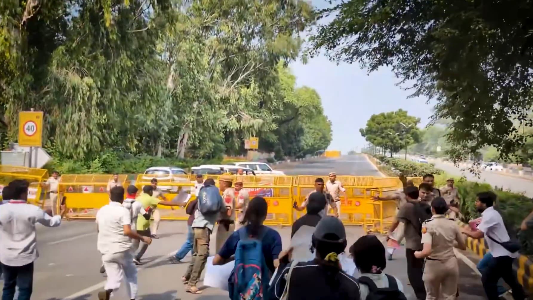 जंतर-मंतर प्रोटेस्ट में SC की पाबंदियाँ न मानने के लिए गृह सचिव ने बिना शर्त माफी मांगी जंतर-मंतर प्रोटेस्ट में SC की पाबंदियाँ न मानने के लिए गृह सचिव ने बिना शर्त माफी मांगी