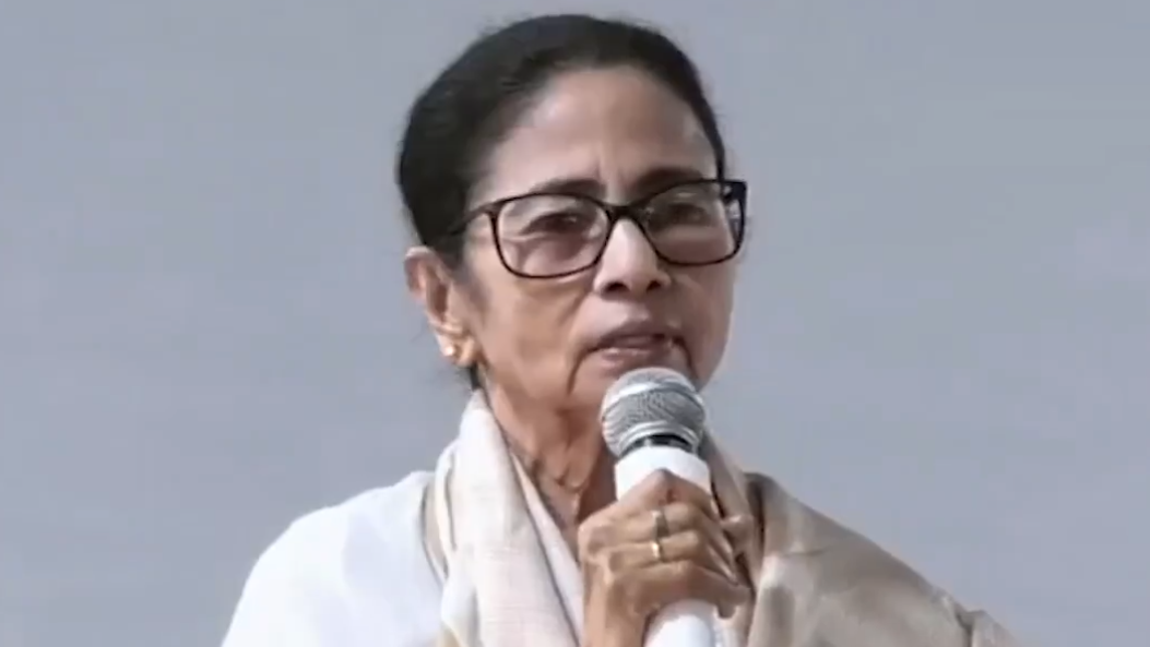 गीता पाठ में नॉन-वेज वेंडर पर हमले पर ममता दहाड़ीं- यूपी में चलता होगा, बंगाल में नहीं गीता पाठ में नॉन-वेज वेंडर पर हमले पर ममता दहाड़ीं- यूपी में चलता होगा, बंगाल में नहीं