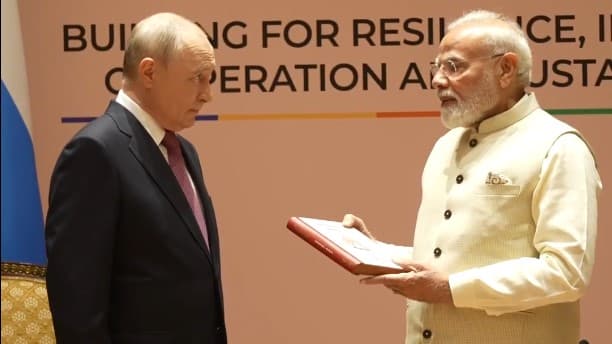 पुतिन का G7 पर तंज, बोले- वैश्विक जीडीपी में ब्रिक्स का योगदान 40%, यह जी7 से कहीं अधिक है पुतिन का G7 पर तंज, बोले- वैश्विक जीडीपी में ब्रिक्स का योगदान 40%, यह जी7 से कहीं अधिक है