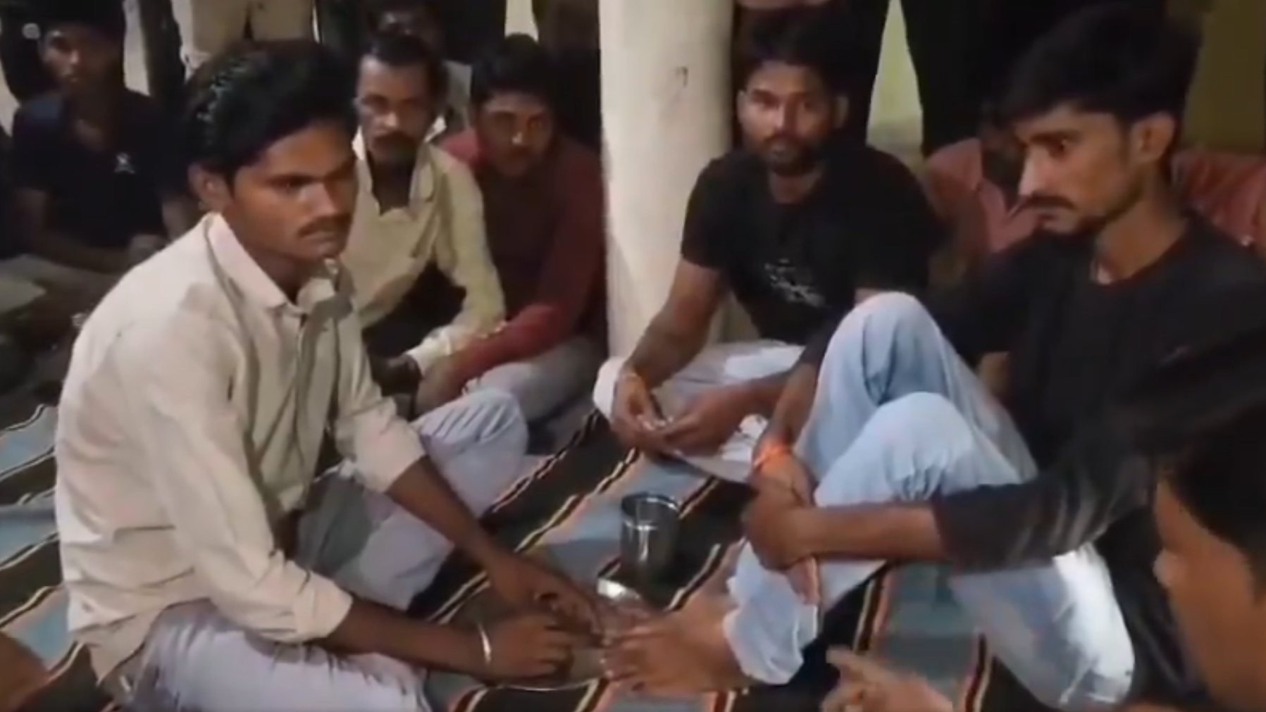 एमपी: ब्राह्मण के पैर धोकर पानी पीने को किया मजबूर, पीड़ित बोला- 'ब्राह्मणों की पूजा करता रहूँगा' एमपी: ब्राह्मण के पैर धोकर पानी पीने को किया मजबूर, पीड़ित बोला- 'ब्राह्मणों की पूजा करता रहूँगा'