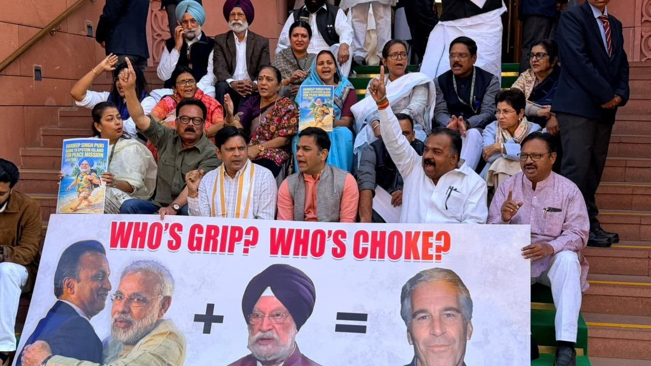 मंत्री हरदीप पुरी के खिलाफ संसद परिसर में विपक्ष का जोरदार प्रदर्शन, इस्तीफा मांगा मंत्री हरदीप पुरी के खिलाफ संसद परिसर में विपक्ष का जोरदार प्रदर्शन, इस्तीफा मांगा