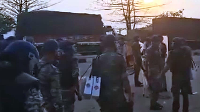 फोटो साभार : एक्स/@upwalebhiya/वीडियो ग्रैब बंगाल: वक्फ पर हिंसा के बाद BSF की और तैनाती; क्या राजनीति ला पाएगी शांति?