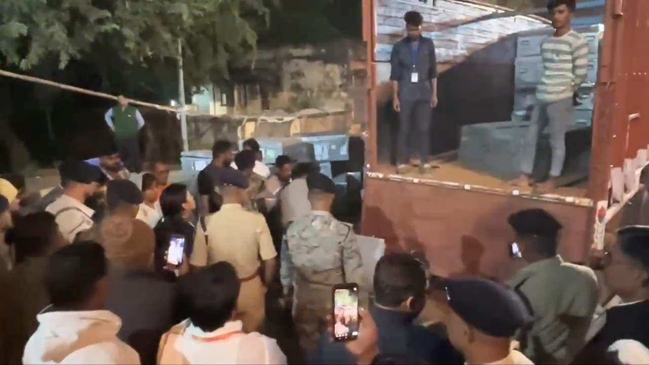 बिहार चुनावः मतगणना से पहले धांधली की शिकायतें, तेजस्वी ने प्रत्याशियों से बात की बिहार चुनावः मतगणना से पहले धांधली की शिकायतें, तेजस्वी ने प्रत्याशियों से बात की