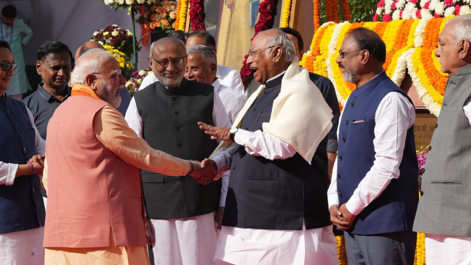 संसद के विशेष सत्र पर घिरी सरकार, स्टालिन की सीधी धमकी, कांग्रेस ने भी घेरा संसद के विशेष सत्र पर घिरी सरकार, स्टालिन की सीधी धमकी, कांग्रेस ने भी घेरा