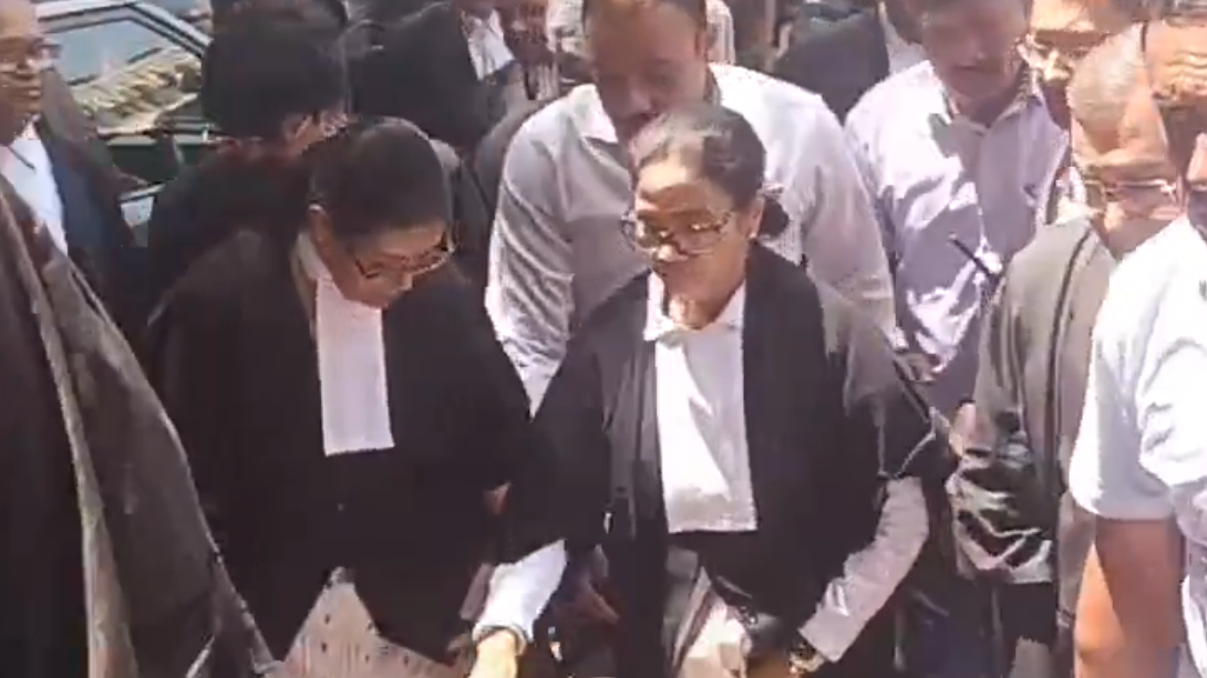 बार काउंसिल ने ममता की वकालत की डिटेल्स मांगी, वकील की पोशाक में कलकत्ता हाईकोर्ट पहुँची थीं बार काउंसिल ने ममता की वकालत की डिटेल्स मांगी, वकील की पोशाक में कलकत्ता हाईकोर्ट पहुँची थीं