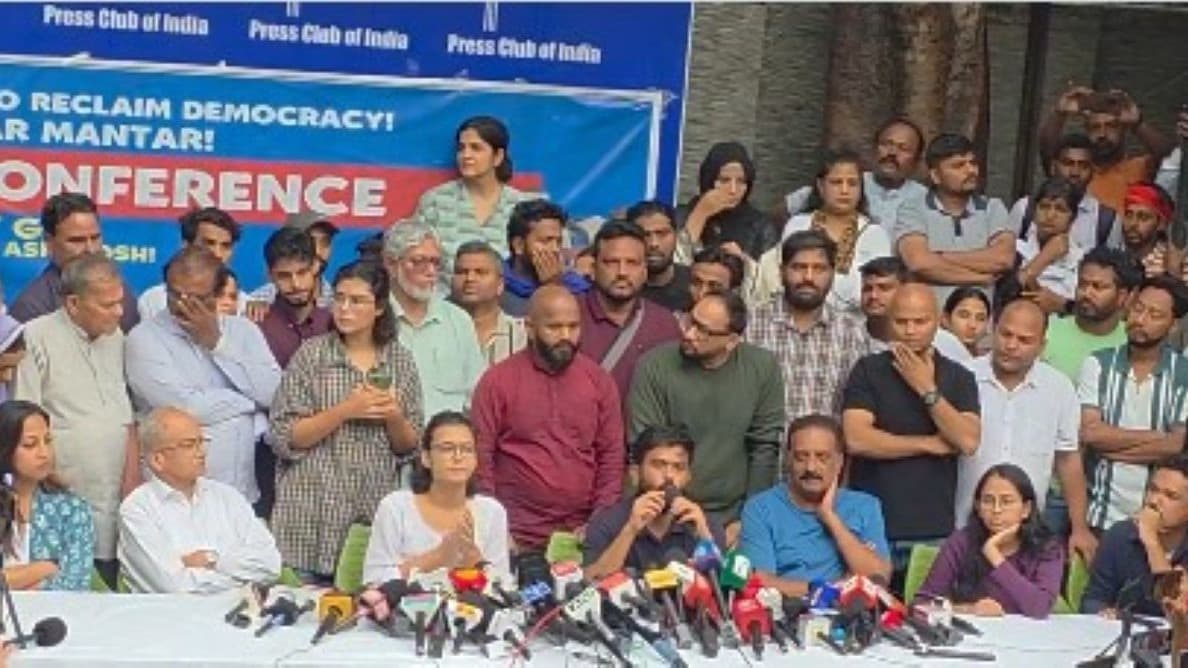 दिपके-नेहा बोरा की प्रेस कॉन्फ्रेंसः मोदी को कमज़ोर तानाशाह कहा, तिरंगा मार्च में सभी को बुलाया दिपके-नेहा बोरा की प्रेस कॉन्फ्रेंसः मोदी को कमज़ोर तानाशाह कहा, तिरंगा मार्च में सभी को बुलाया