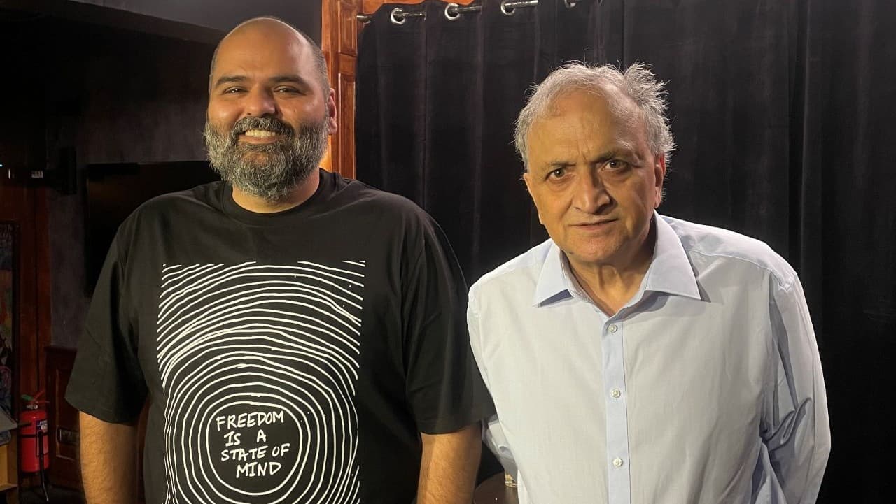 कुणाल कामरा के साथ गुहा की तस्वीरः सीधे खड़े होना ही राष्ट्रभक्ति है कुणाल कामरा के साथ गुहा की तस्वीरः सीधे खड़े होना ही राष्ट्रभक्ति है