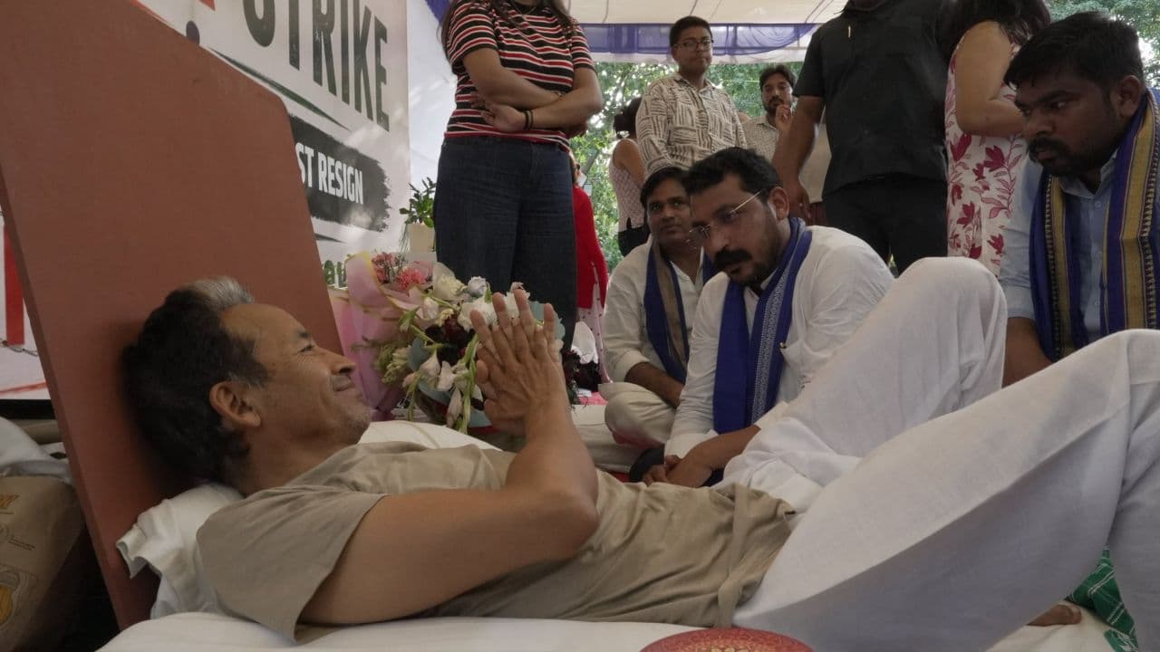 सोनम वांगचुक की रोज़ाना डॉक्टरी जांच का अदालती आदेश, कांग्रेस ने भी की अपील सोनम वांगचुक की रोज़ाना डॉक्टरी जांच का अदालती आदेश, कांग्रेस ने भी की अपील
