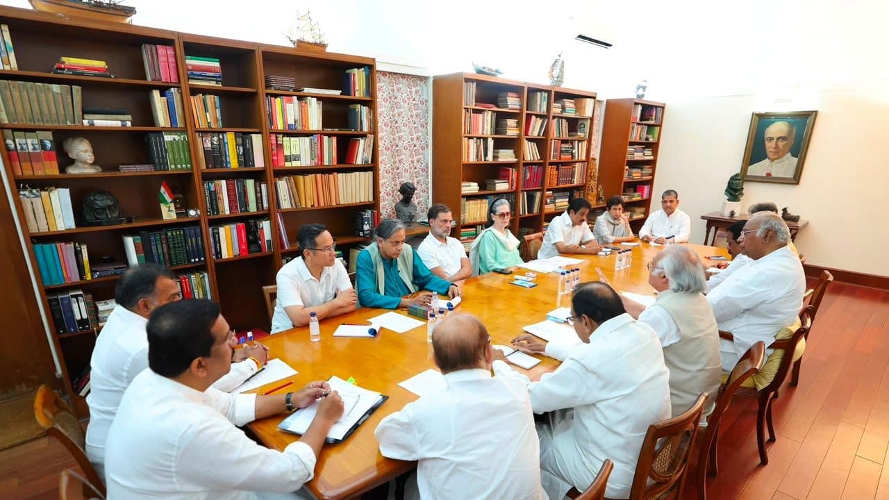 अपने दम पर संसद में सरकार को घेरेगी कांग्रेस, खड़गे ने पीएम मोदी को लिखा पत्र अपने दम पर संसद में सरकार को घेरेगी कांग्रेस, खड़गे ने पीएम मोदी को लिखा पत्र