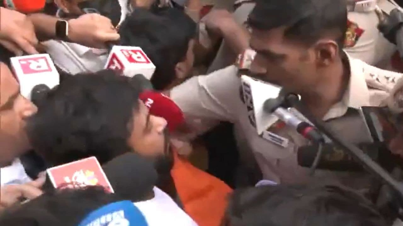 Live CJP तिरंगा मार्च: अभिजीत दिपके और नेहा बोरा हिरासत में, पुलिस से तीखी बहस, बहुत कुछ कहा Live CJP तिरंगा मार्च: अभिजीत दिपके और नेहा बोरा हिरासत में, पुलिस से तीखी बहस, बहुत कुछ कहा