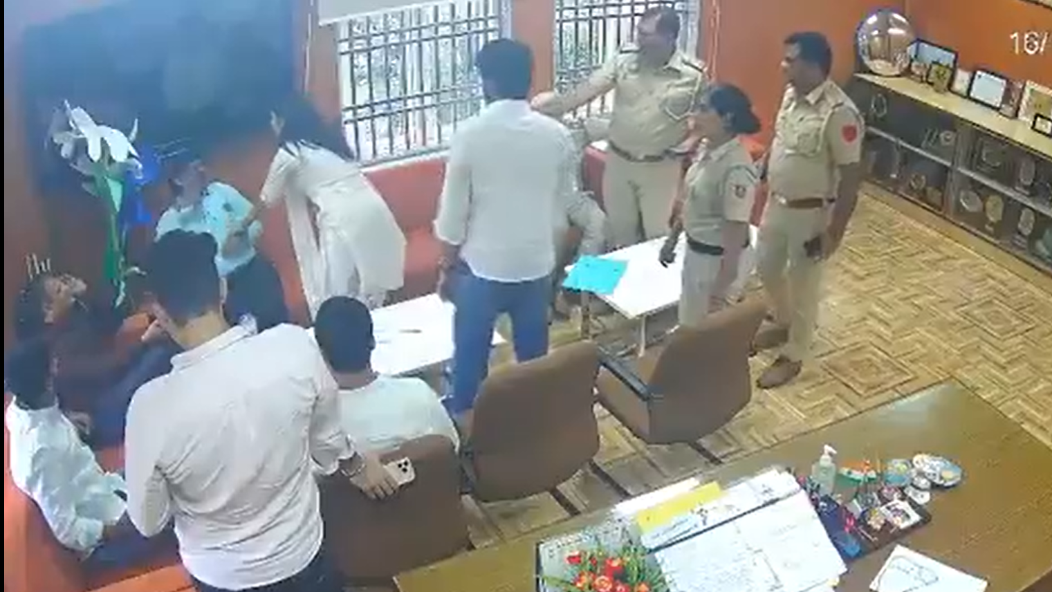 डूसू जॉइंट सेक्रेटरी ने डीयू प्रोफेसर को थप्पड़ मारा, 'इस्तीफे के लिए मजबूर किया गया' डूसू जॉइंट सेक्रेटरी ने डीयू प्रोफेसर को थप्पड़ मारा, 'इस्तीफे के लिए मजबूर किया गया'