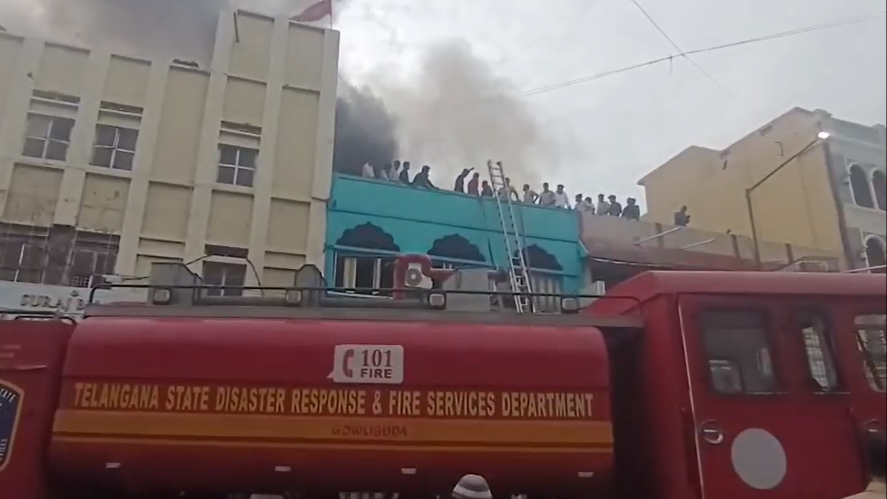 हैदराबाद: चारमीनार के पास भीषण आग से 6 बच्चे सहित 17 की मौत हैदराबाद: चारमीनार के पास भीषण आग से 6 बच्चे सहित 17 की मौत