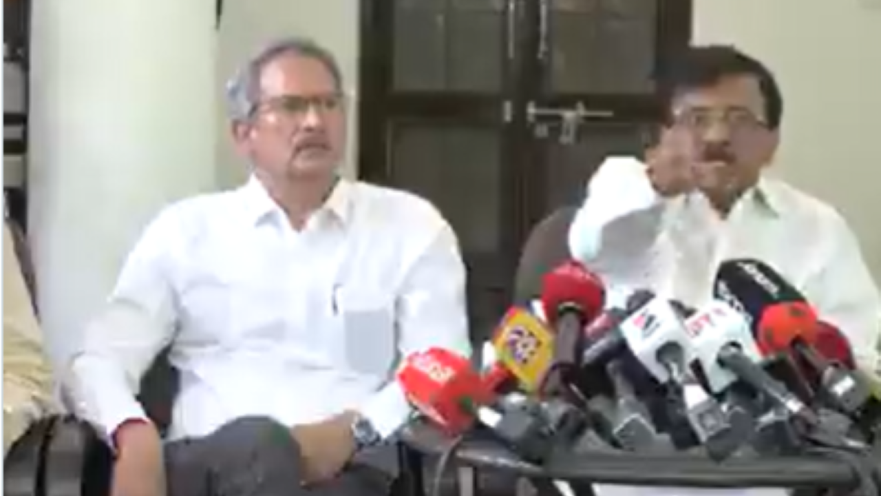 शिवसेना यूबीटी संसदीय दल की बैठक में सिर्फ 3 सांसद पहुंचे, राउत ने कहा- 'बाकी गद्दार' शिवसेना यूबीटी संसदीय दल की बैठक में सिर्फ 3 सांसद पहुंचे, राउत ने कहा- 'बाकी गद्दार'