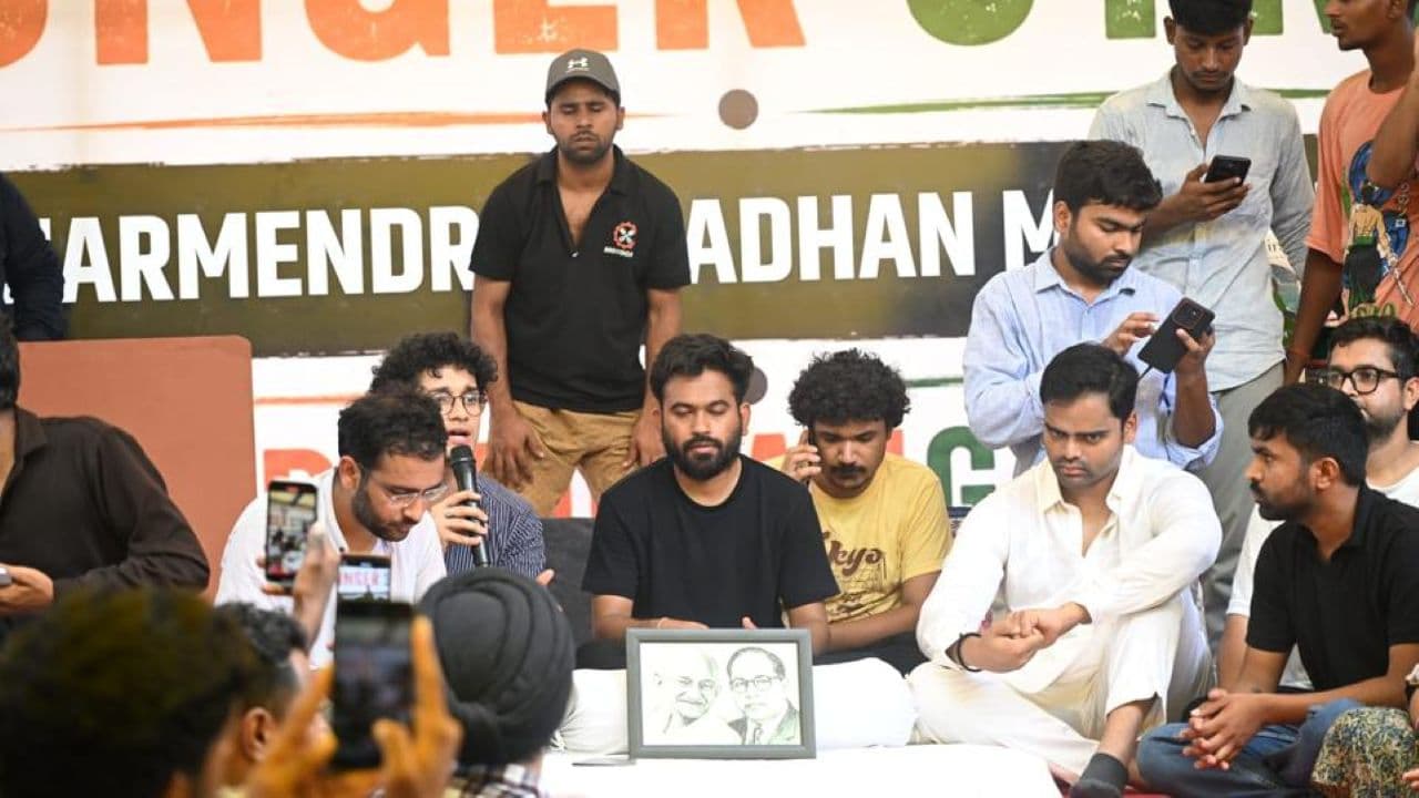 सीजेपी प्रमुख अभिजीत दिपके पर महिला ने स्याही फेंकी, अनशन स्थल पर अफरातफरी सीजेपी प्रमुख अभिजीत दिपके पर महिला ने स्याही फेंकी, अनशन स्थल पर अफरातफरी