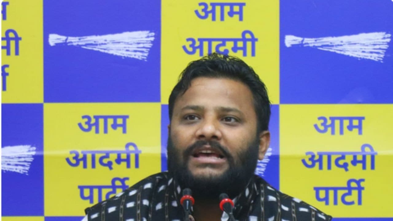 दिल्ली में AAP विधायक कुलदीप कुमार का 'अपहरण', पुलिस पर आरोप दिल्ली में AAP विधायक कुलदीप कुमार का 'अपहरण', पुलिस पर आरोप