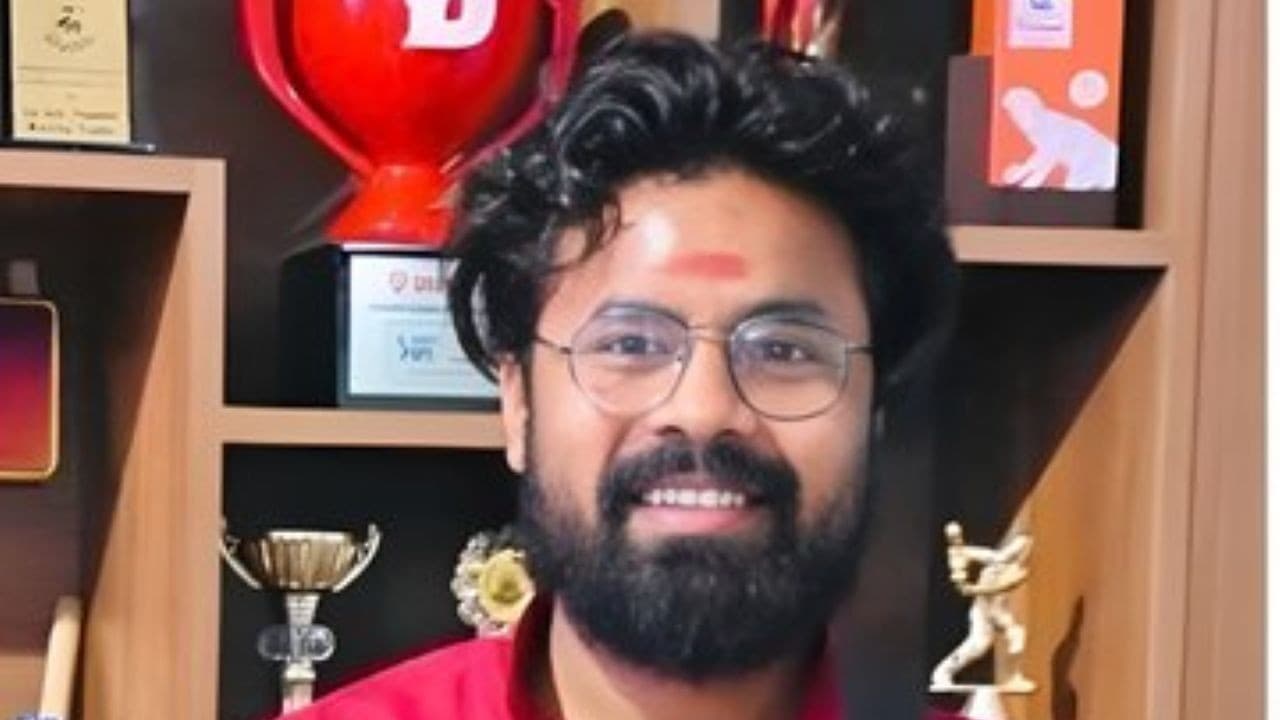 बीजेपी नेता हिन्दुओं को भड़काने की फर्जी खबर फैलाने के आरोप में गिरफ्तार बीजेपी नेता हिन्दुओं को भड़काने की फर्जी खबर फैलाने के आरोप में गिरफ्तार