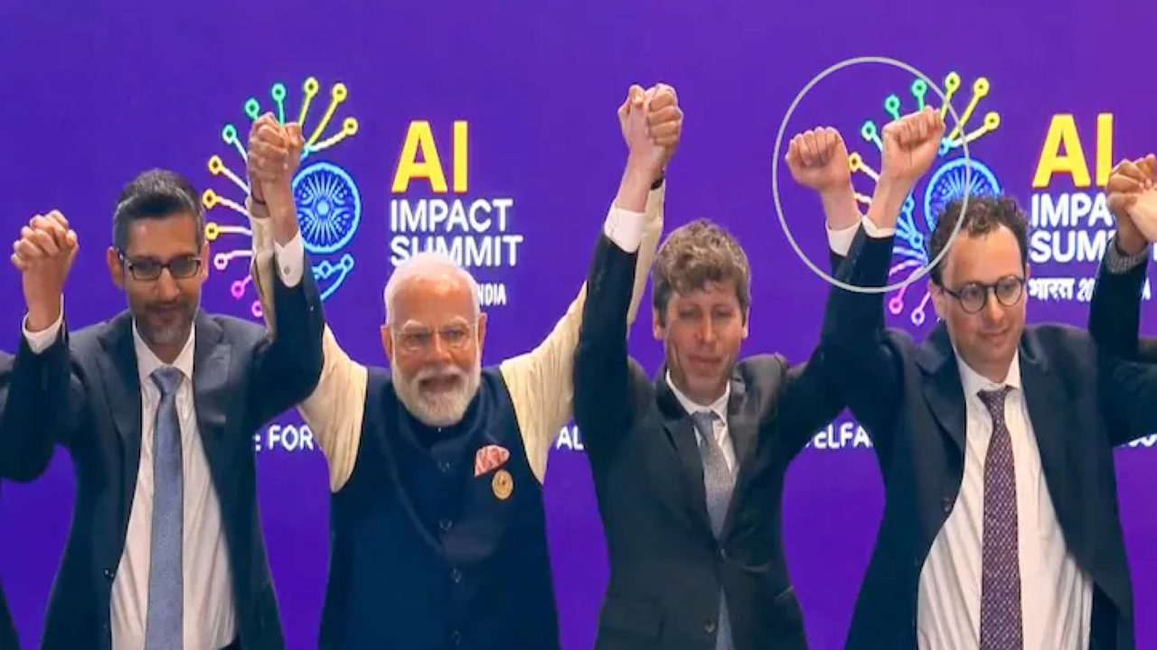 AI शीत युद्धः मंच पर ओपनएआई और एंथ्रोपिक के सीईओ ऐसा क्यों करते नज़र आए AI शीत युद्धः मंच पर ओपनएआई और एंथ्रोपिक के सीईओ ऐसा क्यों करते नज़र आए